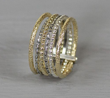 Ring gemaakt van 925 sterling zilver in combinatie met Goldfilled. Deze ring bestaat uit 6 losse ringetjes en worden bij elkaar gehouden door middel van een platte sluiting. Combineer met de andere sieraden van Jéh Jewels voor een complete look!